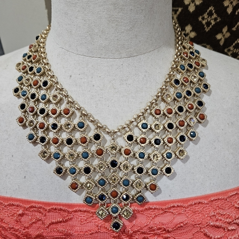 🖤Beautiful Chico's necklace gold with bold colors